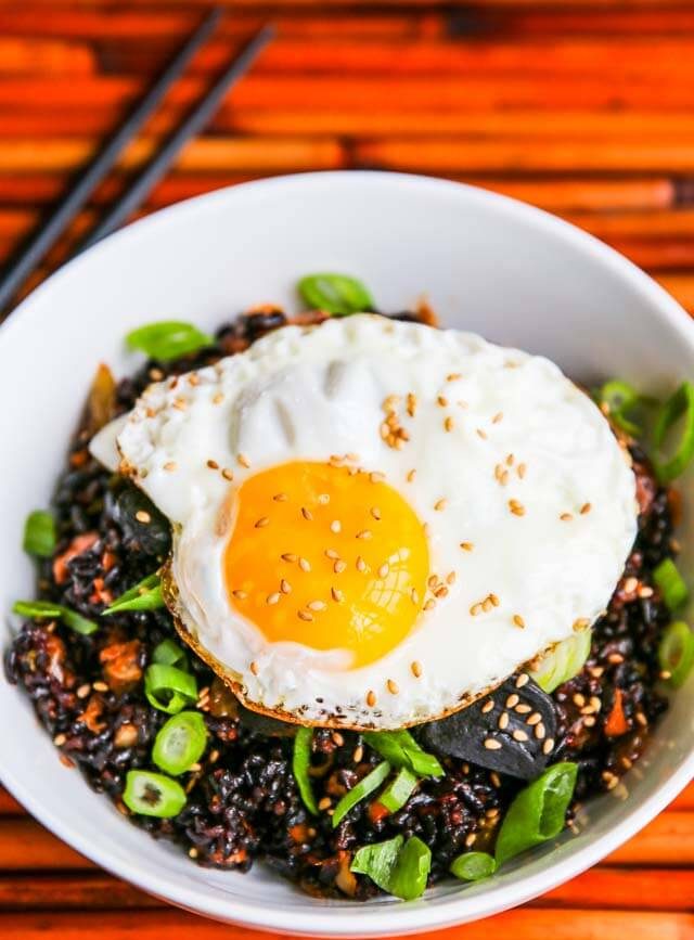 Riz frit au kimchi à l'ail noir